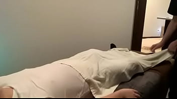 [Amateur] Do naughty things while massaging a cute boy in his early twenties.