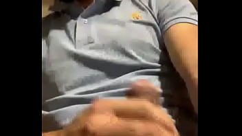 Si Masturba Davanti Alla Sua Cam...