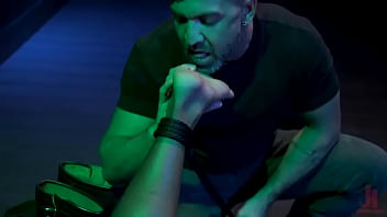 [MenOnEdge] Buck Wright Quivers On Edge!