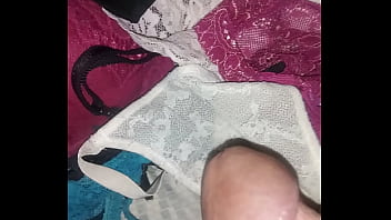 Éjacule Partout Sur Son Soutien-Gorge Et Sa Culotte Pendant Que Je L'écoute Baiser