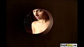 Brünette Milfschlampe vergnügt sich im Glory Hole Brünette Milfschlampe vergnügt sich im Glory Hole