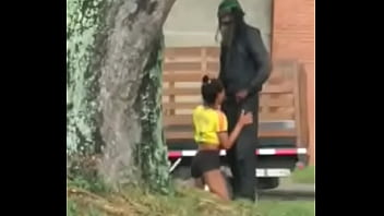 Ce Mec Sans-Abri S'est Fait Sucer La Bite Au Parc