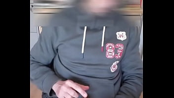 Je me branle et éjacule avec ma tige à urètre dans la bite,