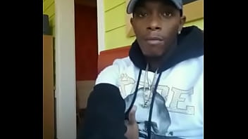 Negro lindo mostrando o pauzao em publico