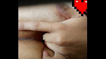 Pasivo virgen se mete dedo