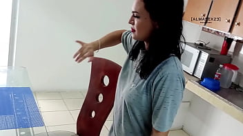 私の恥ずかしがり屋の義理の妹にとっての最高の詳細はお尻のファックとバレンタインの贈り物としての私の静脈のコックです。