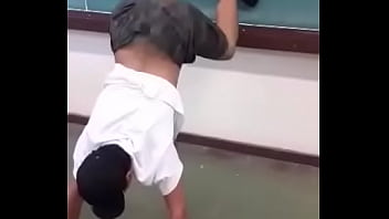 novinho dançando funk de pernas pro ar