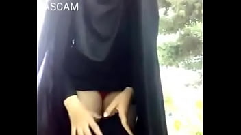 Iranian muslim girl outdoor change panties...