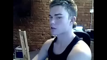 chico lindo comiendose una banana