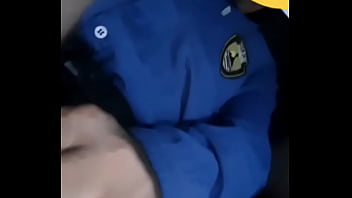 Un guardia de seguridad saliendo de su turno muy caliente