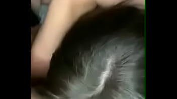 La manosean y se la cojen mientras su novio mira...