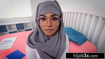 Nerdy Big Ass Muslim Hottie Gets Confidence Boost From Her Stepbro