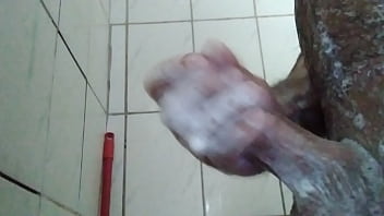 Batendo Uma Punheta Na Hora Do Banho...