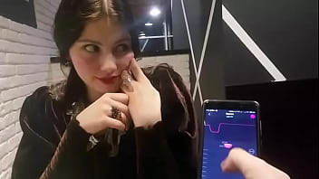 vibrador entre sus piernas