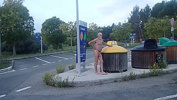 visite nu d&#039_une aire d&#039_autoroute