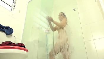 Lins Tomando Um Banho Gostoso...