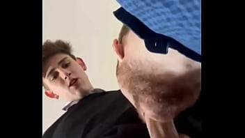 Alumno Se Folla A Su Profesor Para Pasar La Materia...