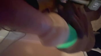 Pinkes Loch, grüner Ring - Gummipussy verwöhnen