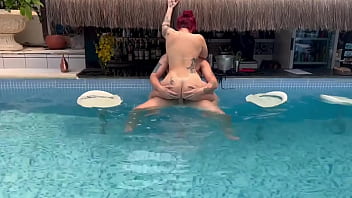 ポサーダ・リベラルでゲストの前で熱いセックス
