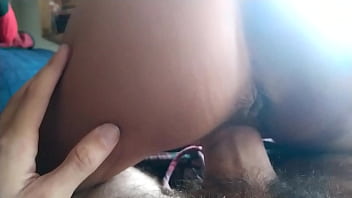 Vollbusige Göttin zeigt ihren saftigen Prachtarsch bei ungezwungener Wohnzimmer-Show