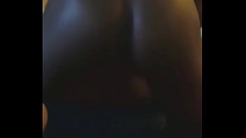 Se viene mientras lo penetro