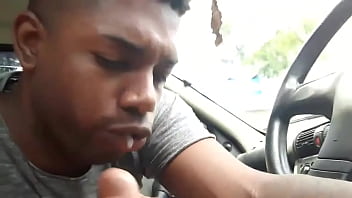 Negro tomando leite quente no carro