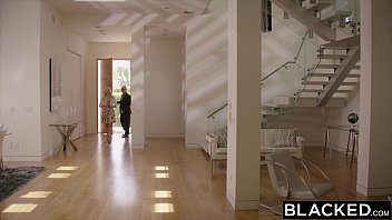 Jovencita rubia tiene sexo interracial con un negro