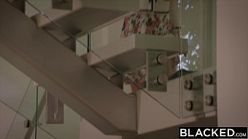 Jovencita rubia tiene sexo interracial con un negro