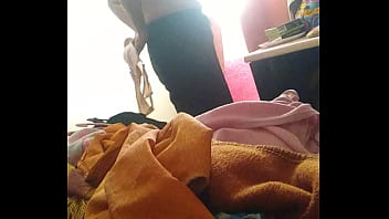 Yolis poniendo el brasier