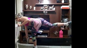 Rabuda de leggin enfiada na bunda