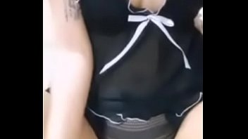 Eine junge Dame entkleidet sich langsam bis zur Intimrasur