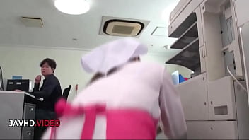 エッチな日本のスター秋野千尋が魅惑的なフェラチオスキルで魅了する
