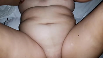 Witwe spritzt Wasser auf Schwanz