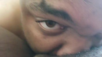 Ehemann vernascht die Leckerbissen seiner Frau