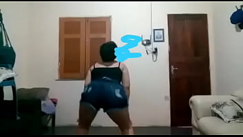 Prima gostosa rebolando para a camera...