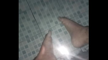 Me La Jalo En La Picina Y Derramo Mi Leche En Ella...