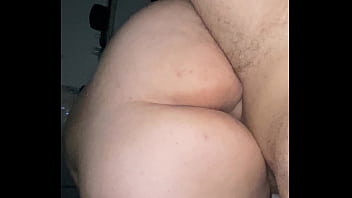 Novinha gordinha sentando gostoso no amante enquanto marido trabalha