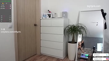 Fille Nue Excitée Seulement En Baskets