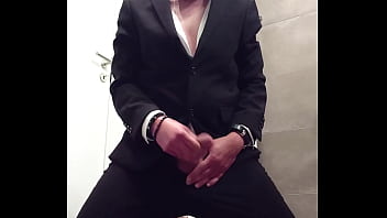 Wichsen im Anzug Spiegel