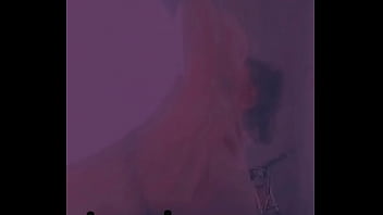 Femboy culon meneando las nalgas