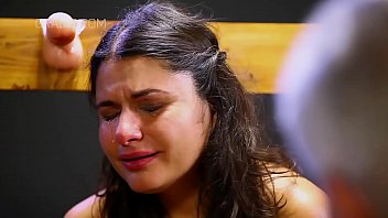 Gepeitschte Sklavin kniet vor Herrns Schwanz