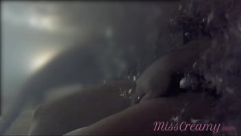 Freche Muschi-Show im Schwimmbad - Fremder Junge hilft beim Fingern trotz Publikum! - MissCreamy