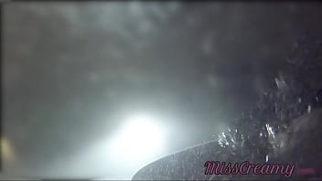 Fremder Schwanz im Pool - Öffentliche Muschi-Show mit Fremden!