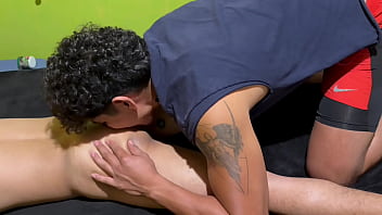 Heterosexual: Su primera vez siendo domado, su agujero fue utilizado por 2 mexicanos hambrientos de ano virgen