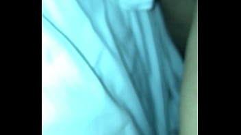 Me manoseo mientras mi novia no me ve...