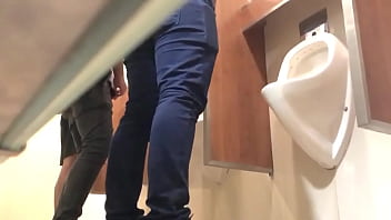 Segurança do shopping acaba com a brincadeira entre machos no banheiro.