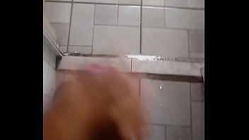 Banho quente batendo uma gostoso