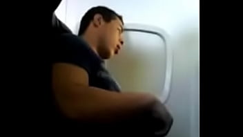 novinho gostoso se exibindo no avião
