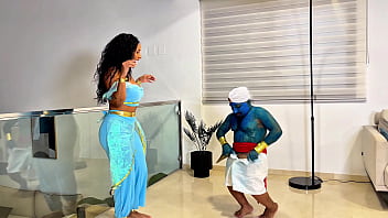 Princesa Jasmilla e o Genio Anão da rola azul em uma foda encantada diretamente do Mundo de Alladin