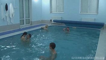 外人のカワイイババアが乱交しまくる【無修正】 | 熟女メディア